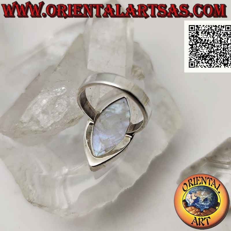 Bague en argent avec une pierre de lune arc-en-ciel cabochon ovale pointu dans un sertissage lisse