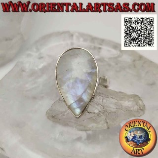 Anillo de plata con piedra lunar arcoíris con gota de cabujón grande en engaste liso
