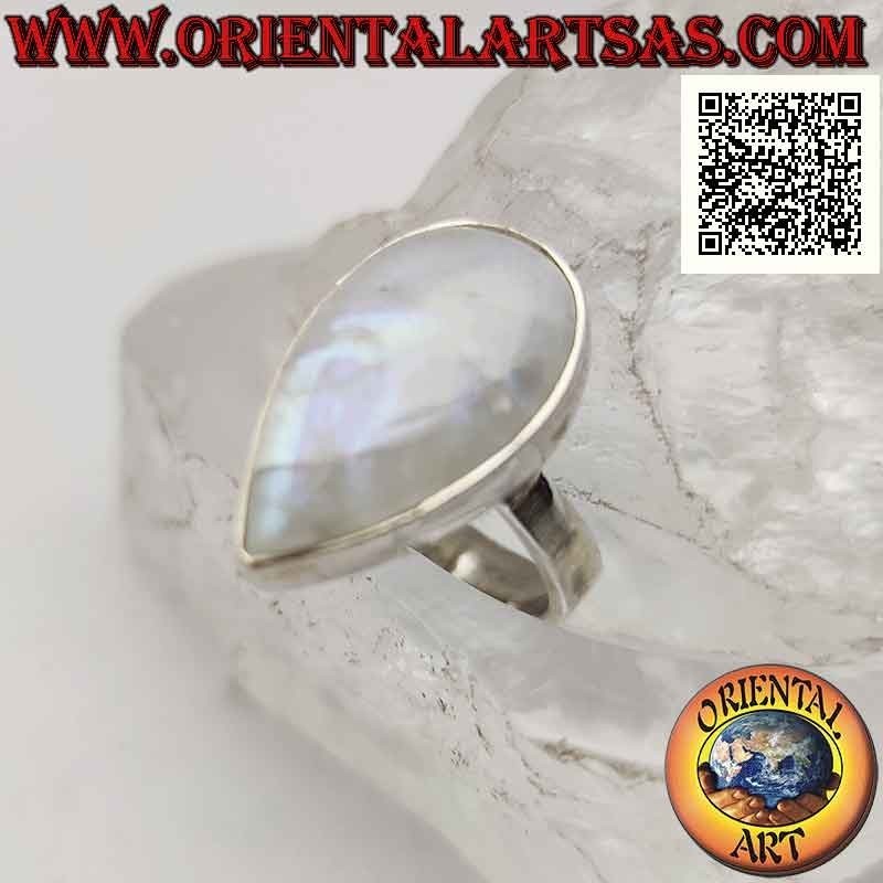 Anillo de plata con piedra lunar arcoíris con gota de cabujón grande en engaste liso