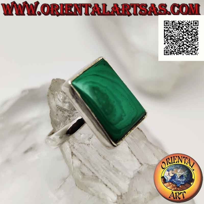 Bague en argent avec malachite rectangulaire sur une monture lisse