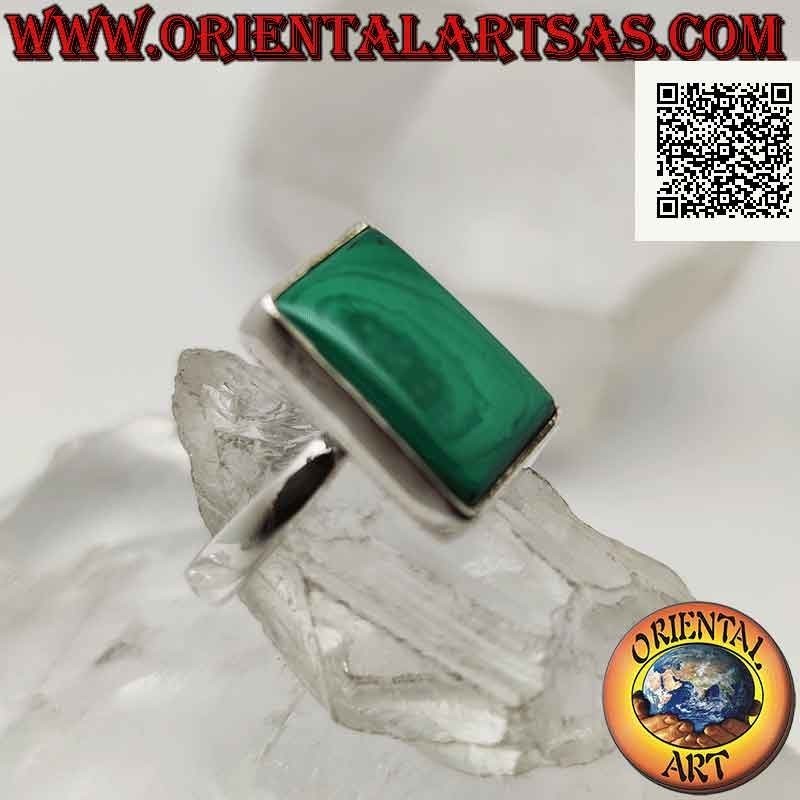 Anillo de plata con malaquita rectangular en engaste liso