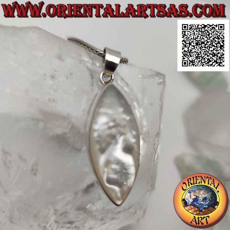 Ciondolo in argento con madreperla ovale appuntita cabochon su montatura liscia