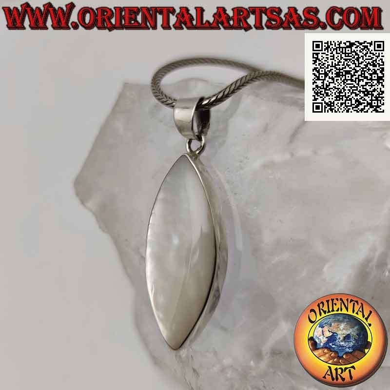 Colgante de plata con cabujón ovalado en punta de nácar en engaste liso