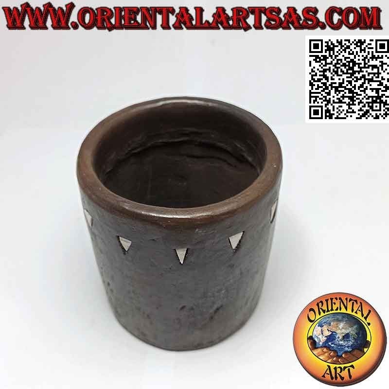 Portalápices redondo tradicional de Lombok con inserciones de resina de terracota