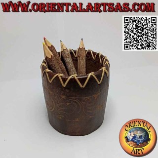 Traditional Lombok round pen holder with floral and wicker decoration, in terracotta