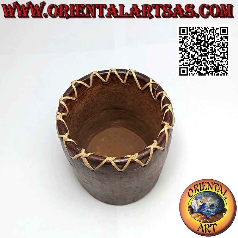 Traditional Lombok round pen holder with floral and wicker decoration, in terracotta