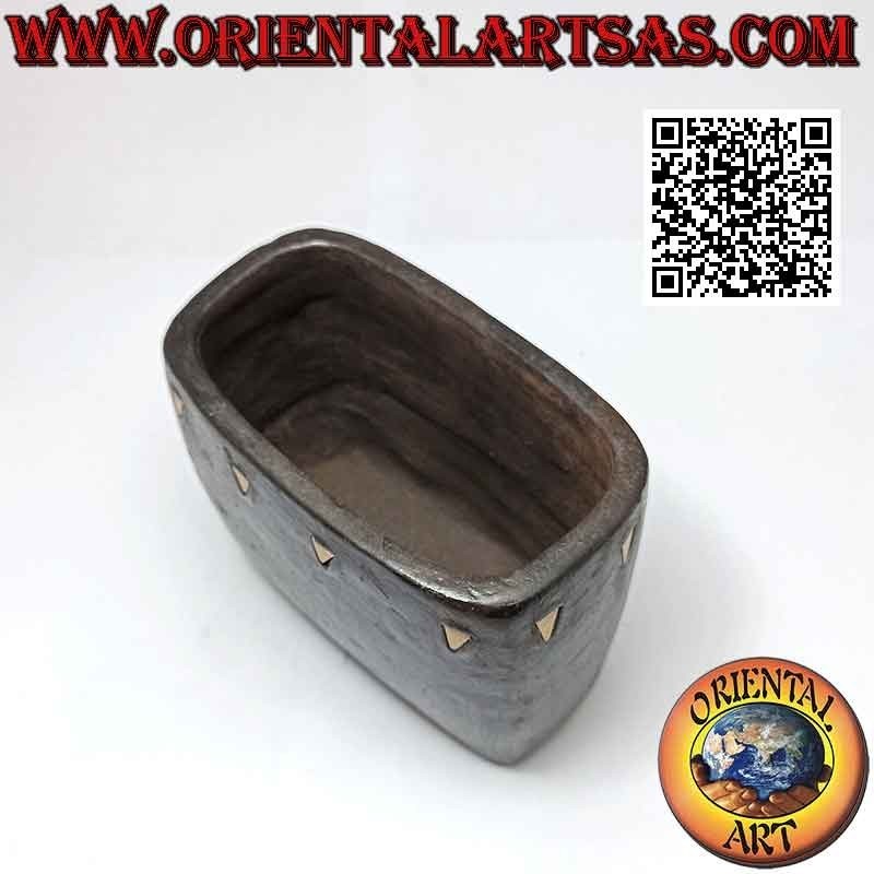 Portalápices rectangular tradicional de Lombok con inserciones triangulares de resina, en terracota