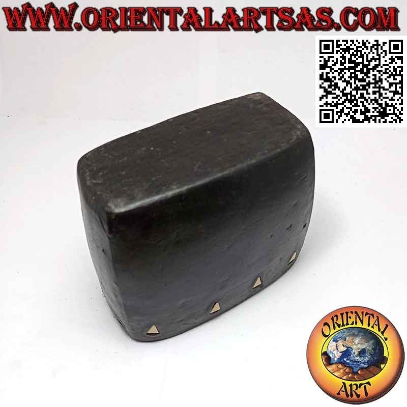 Portalápices rectangular tradicional de Lombok con inserciones triangulares de resina, en terracota