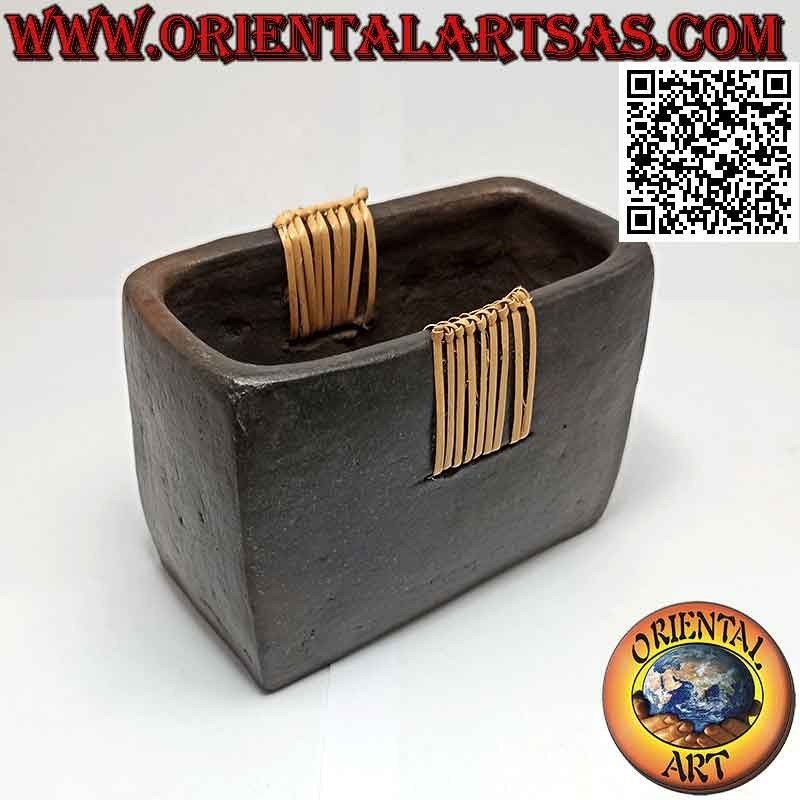 Portalápices rectangular tradicional de Lombok con mimbre central, en terracota