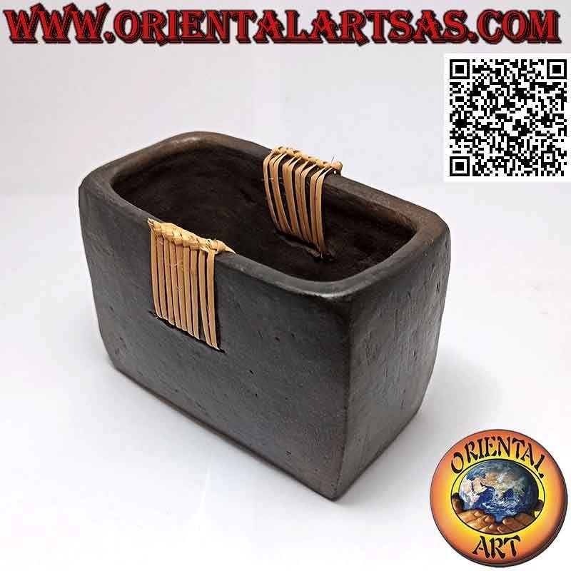 Portalápices rectangular tradicional de Lombok con mimbre central, en terracota