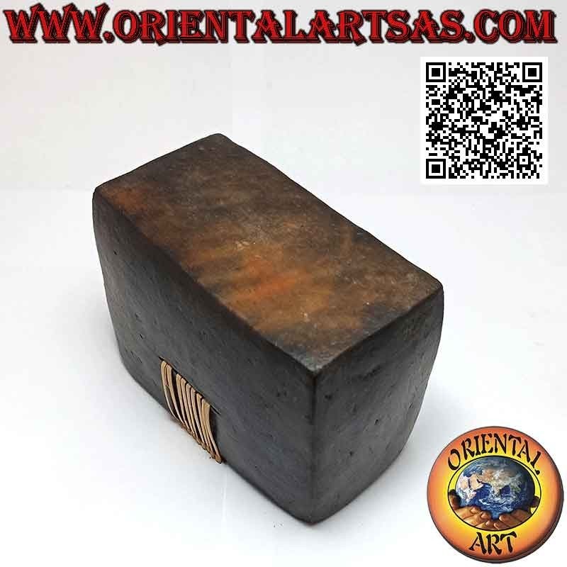 Portalápices rectangular tradicional de Lombok con mimbre central, en terracota