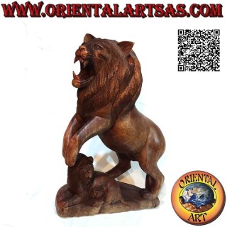 Sculpture lion grognant avec ourson en bois de suar 45cm (sculpté à la main dans un seul bloc)