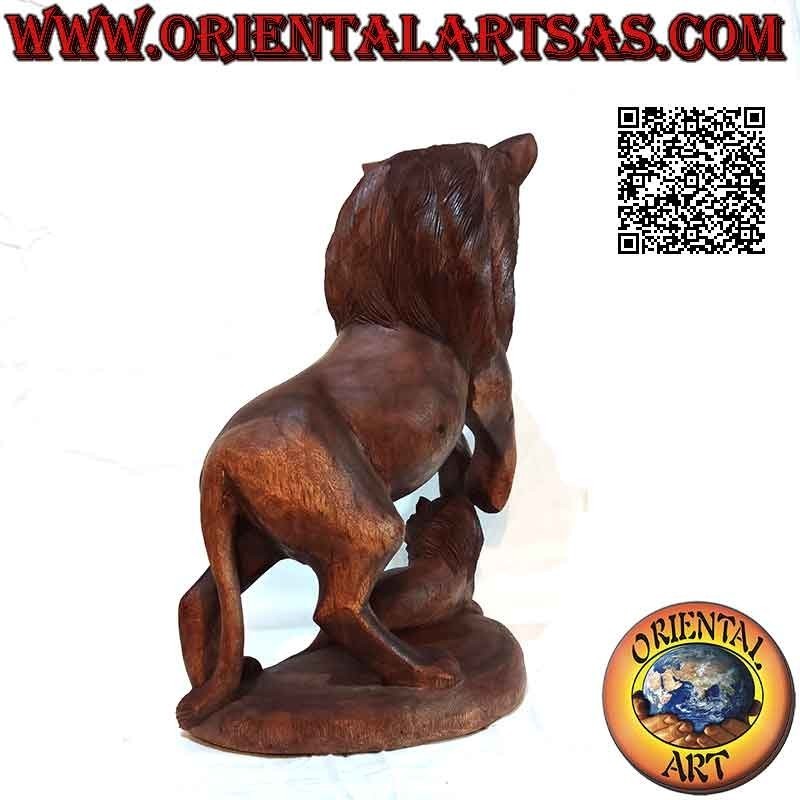 Escultura de león gruñendo con cachorro en madera de suar de 45 cm (tallada a mano a partir de un solo bloque)