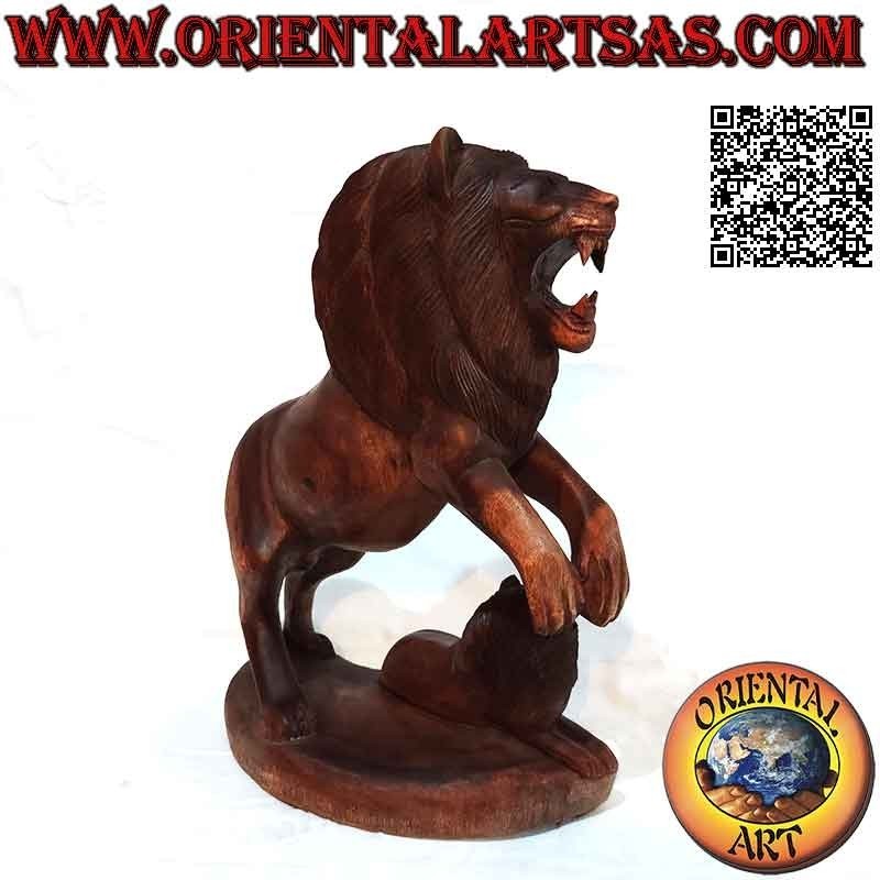 Sculpture lion grognant avec ourson en bois de suar 45cm (sculpté à la main dans un seul bloc)