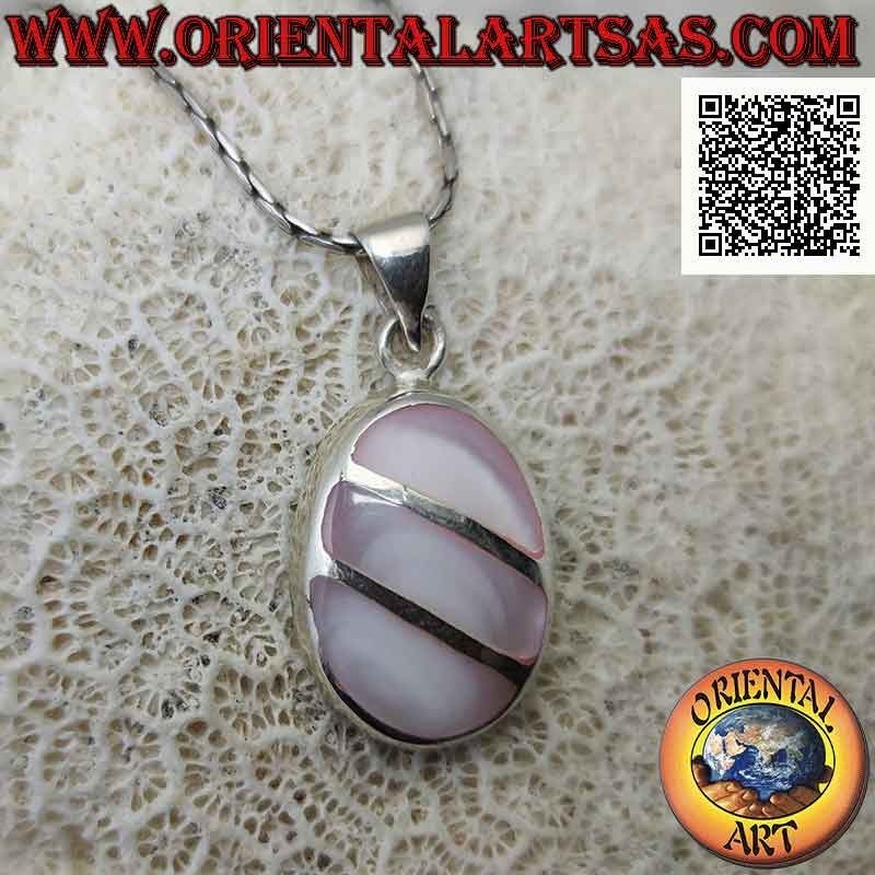 Ciondolo in argento ovale con tre fasce oblique di madreperla a fluorescenza rosa a filo bordo