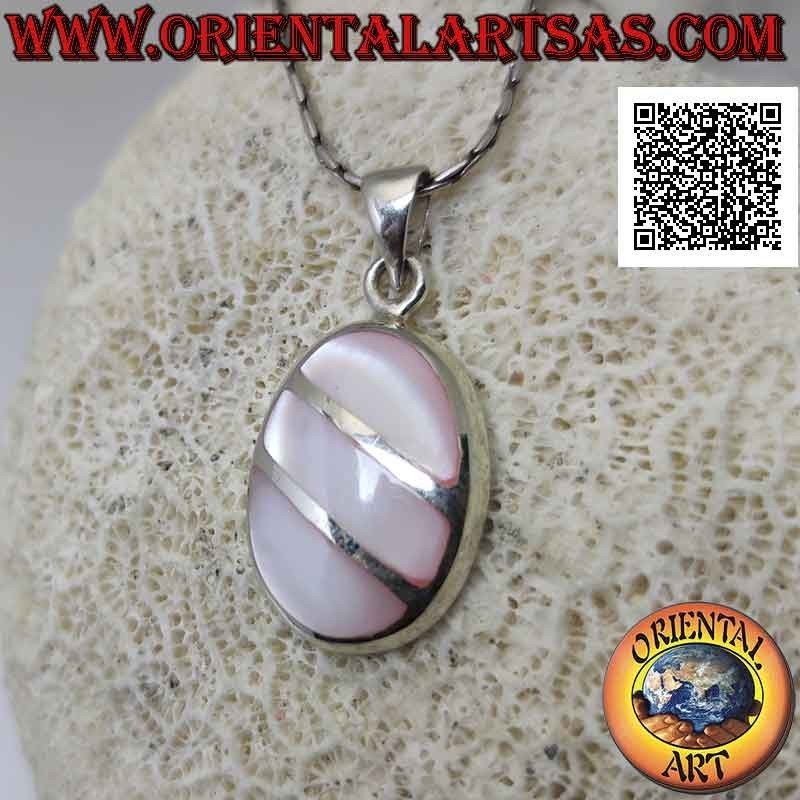 Ciondolo in argento ovale con tre fasce oblique di madreperla a fluorescenza rosa a filo bordo