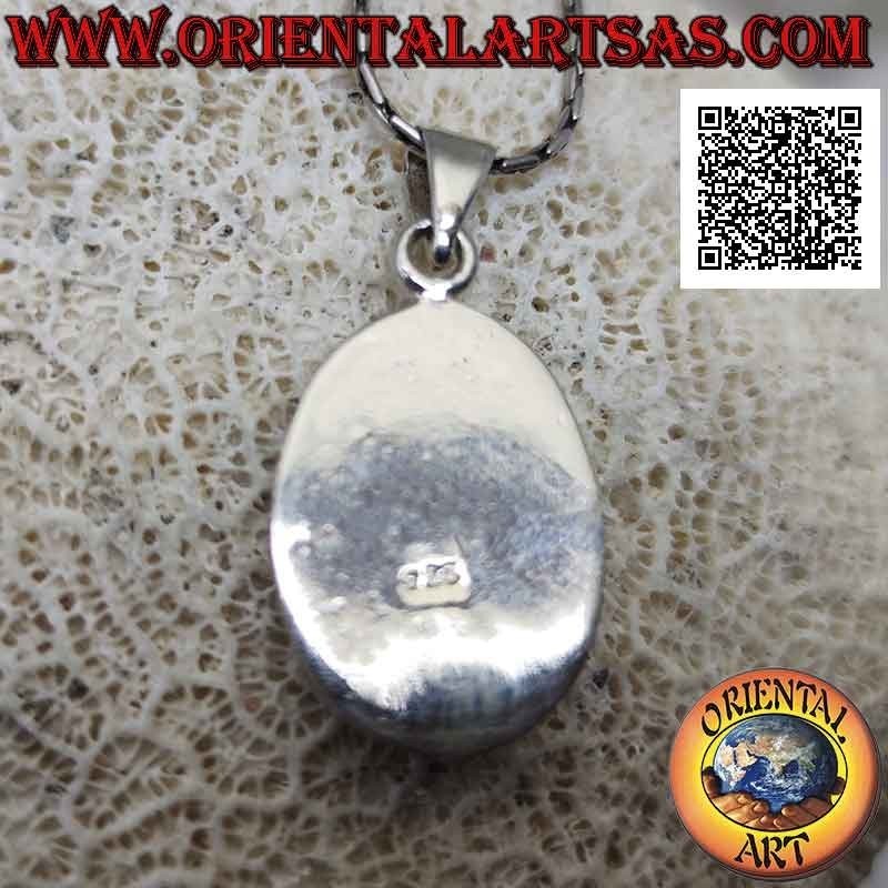 Colgante ovalado de plata con tres bandas oblicuas de nácar rosa fluorescente al ras del borde