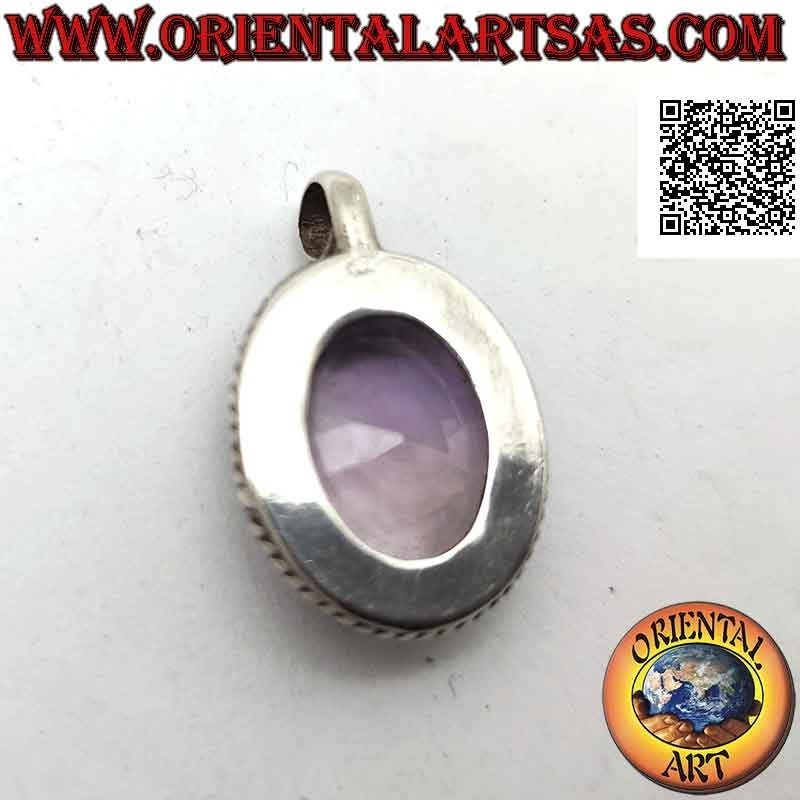 Silberner Anhänger mit großem natürlichen oval facettierten Amethyst umgeben von Flechten