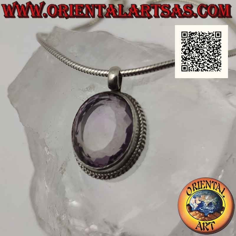 Silberner Anhänger mit großem natürlichen oval facettierten Amethyst umgeben von Flechten