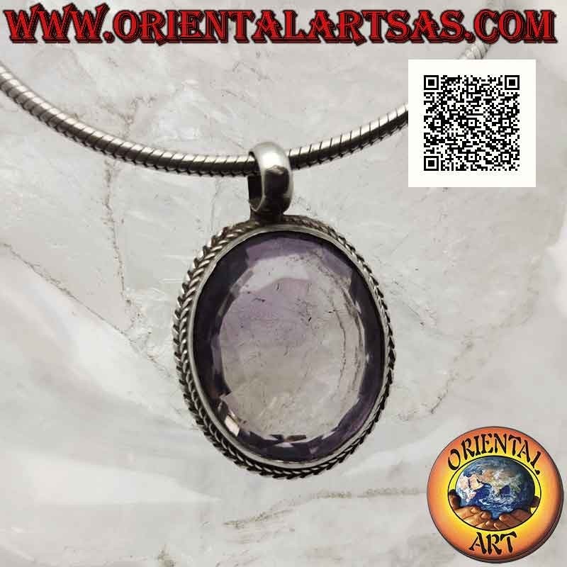 Silberner Anhänger mit großem natürlichen oval facettierten Amethyst umgeben von Flechten