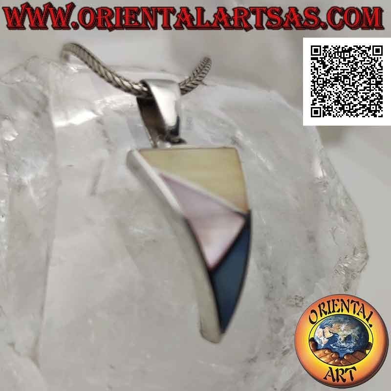 Ciondolo in argento triangolare curvo con tre triangoli scaleni di madreperla multicolor a filo bordo