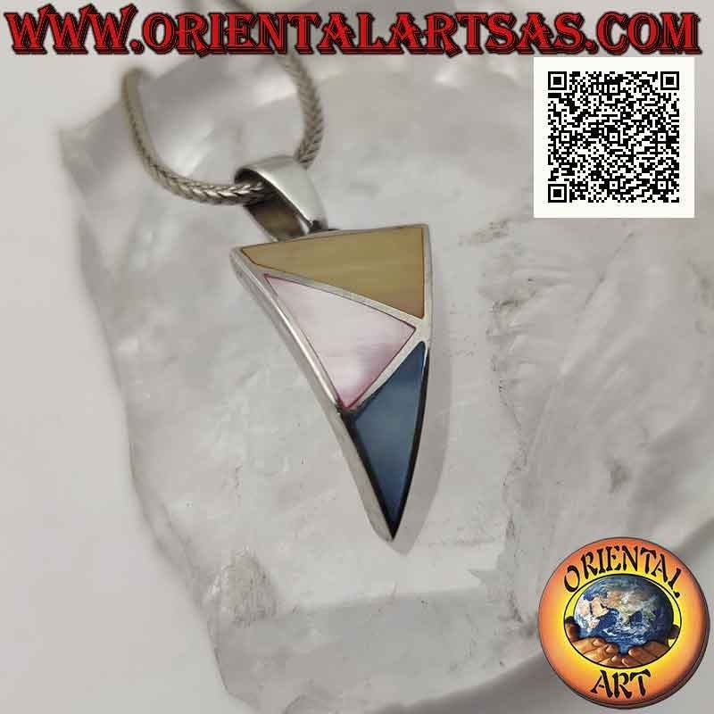Pendentif triangulaire incurvé en argent avec trois triangles scalènes de nacre multicolore au ras du bord