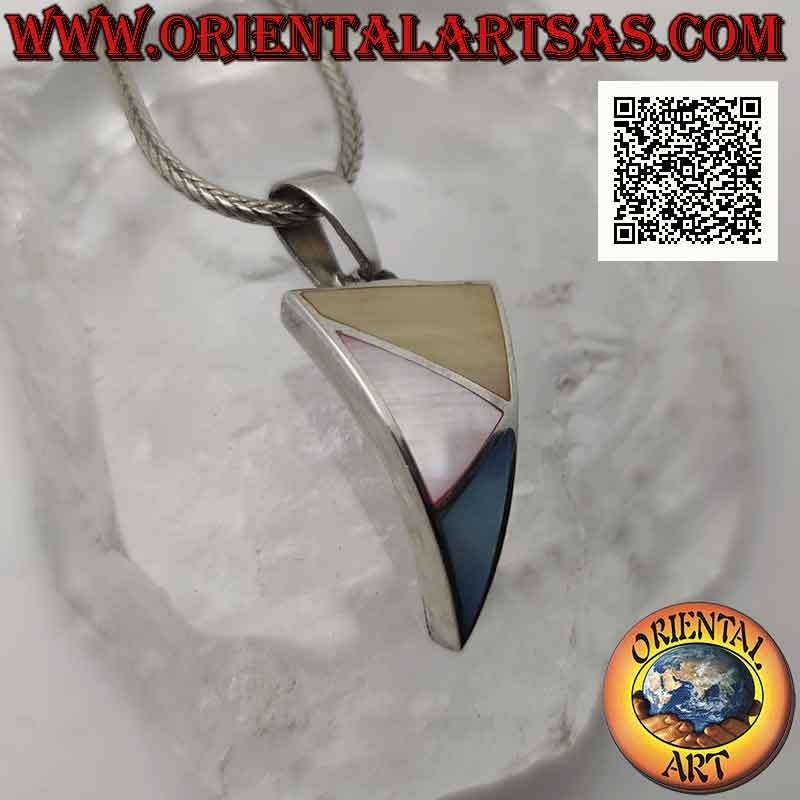 Colgante triangular curvo de plata con tres triángulos escalenos de nácar multicolor al ras del borde