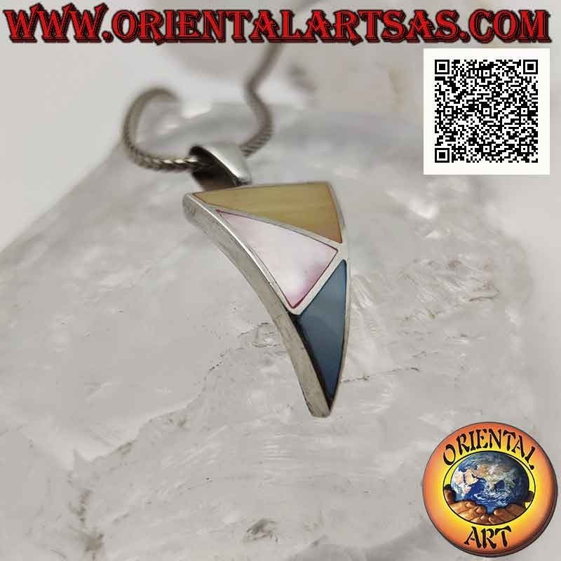 Colgante triangular curvo de plata con tres triángulos escalenos de nácar multicolor al ras del borde