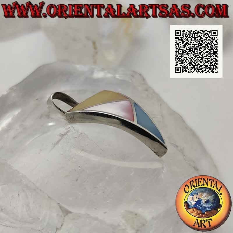Ciondolo in argento triangolare curvo con tre triangoli scaleni di madreperla multicolor a filo bordo