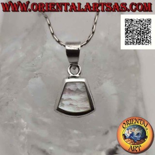 Colgante de plata con hilo curvado de nácar trapezoidal isósceles en engaste liso