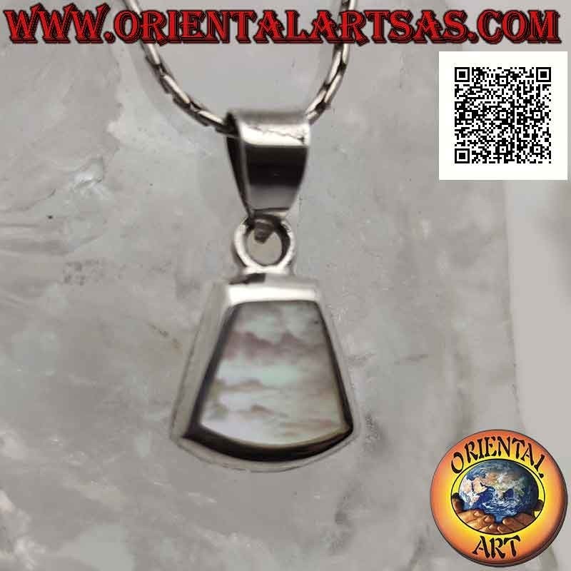 Colgante de plata con hilo curvado de nácar trapezoidal isósceles en engaste liso