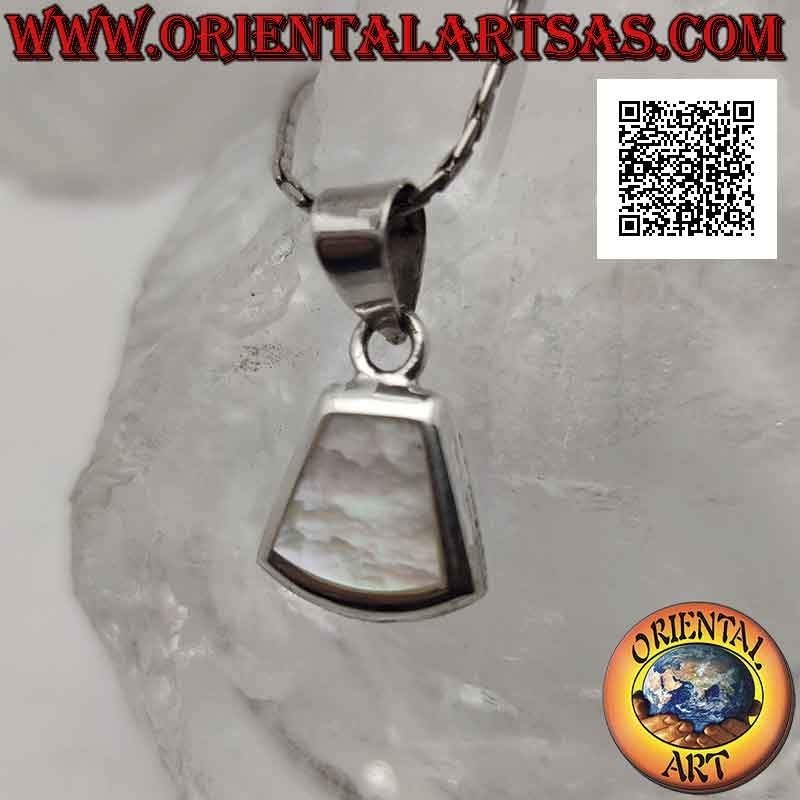 Colgante de plata con hilo curvado de nácar trapezoidal isósceles en engaste liso