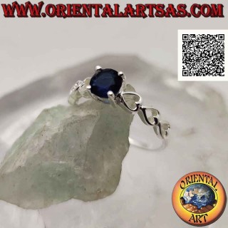 Anello in argento solitario con zaffiro di sintesi tondo incastonato e cuori traforati sui lati