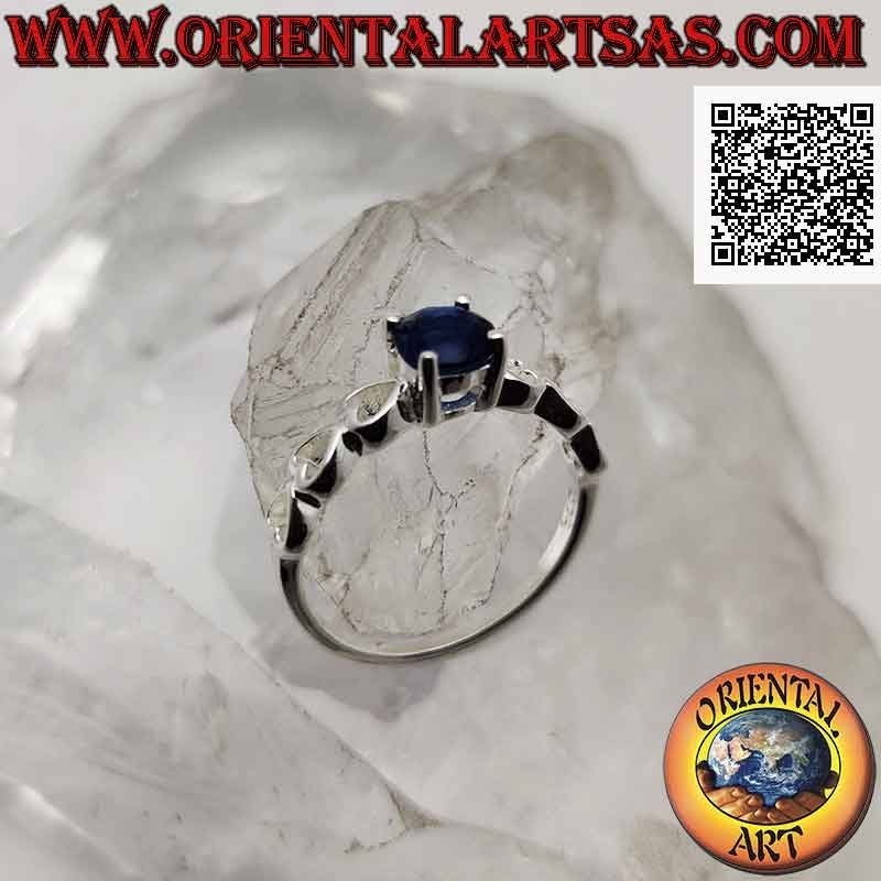 Anello in argento solitario con zaffiro di sintesi tondo incastonato e cuori traforati sui lati