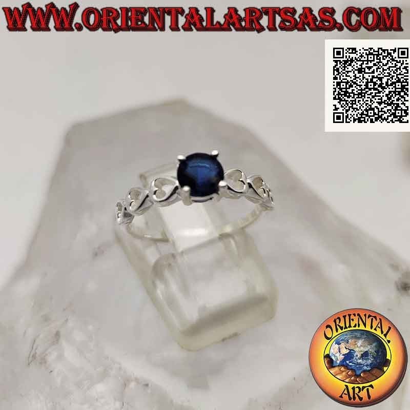 Anillo solitario de plata con zafiro sintético redondo engastado y corazones perforados a los lados