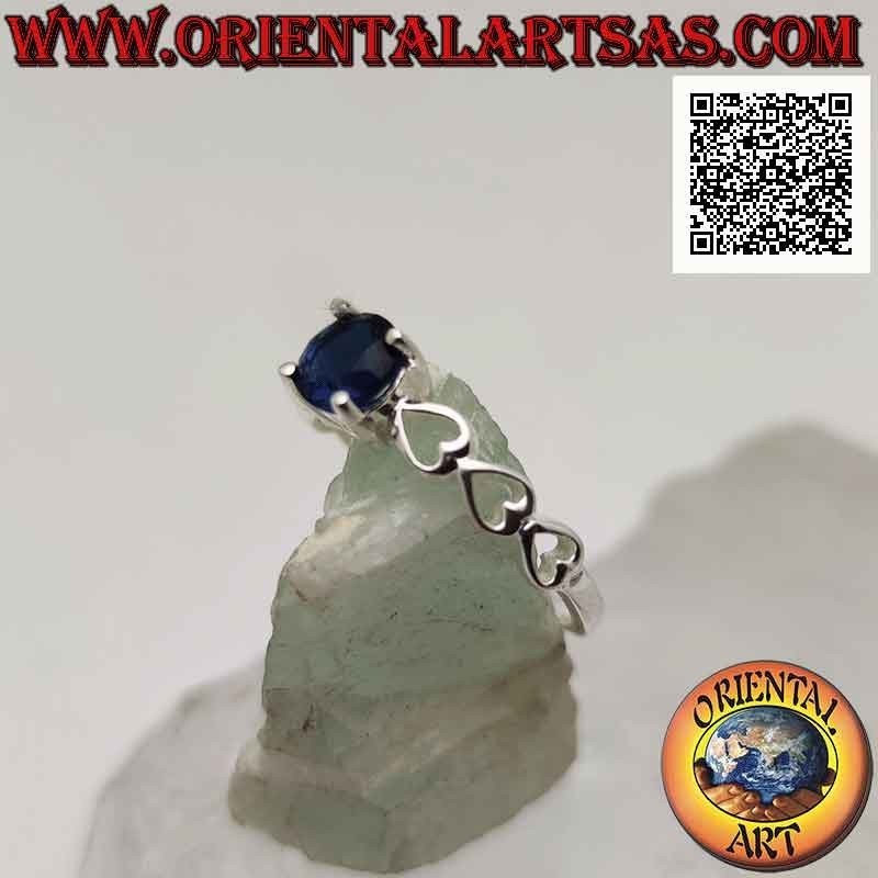 Anillo solitario de plata con zafiro sintético redondo engastado y corazones perforados a los lados