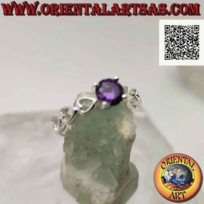 Anello in argento solitario con ametista di sintesi tonda incastonata e cuori traforati sui lati