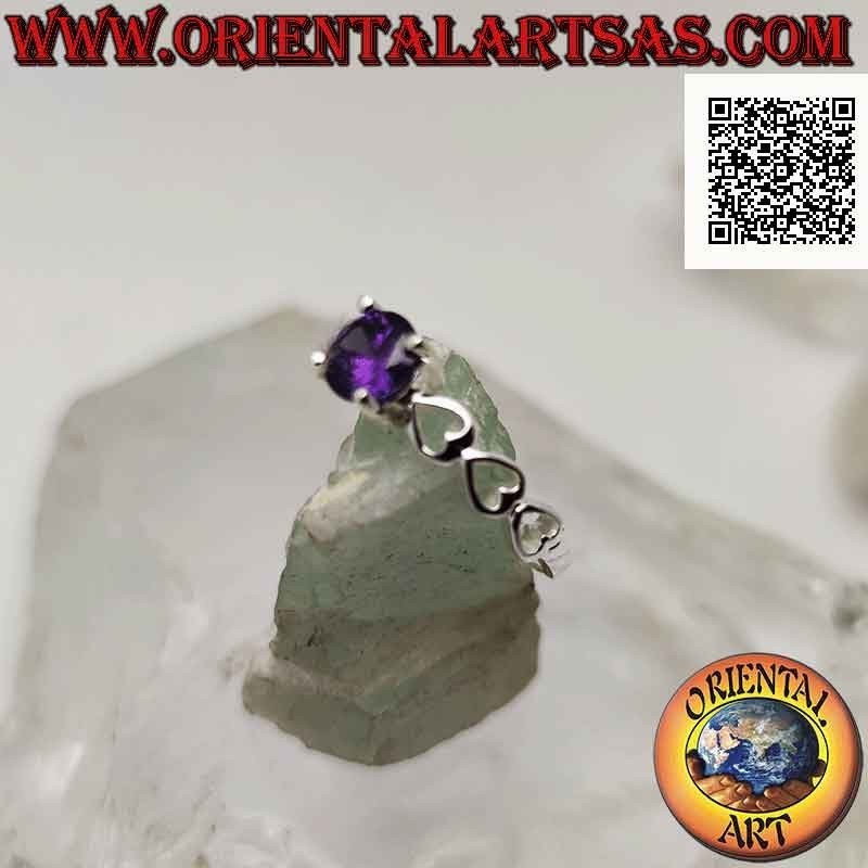 Anello in argento solitario con ametista di sintesi tonda incastonata e cuori traforati sui lati