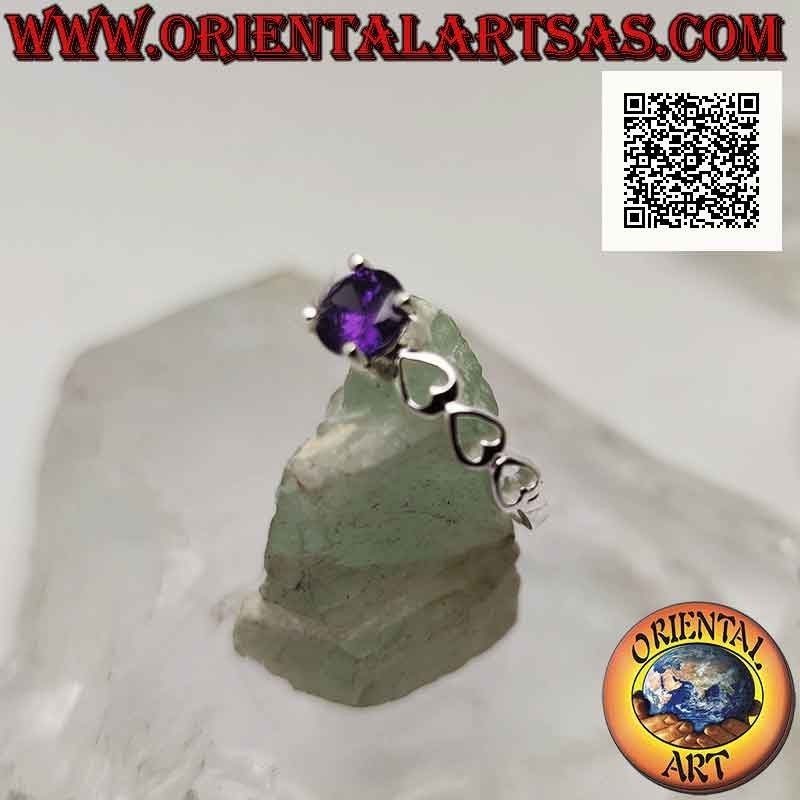 Anillo solitario de plata con amatista sintética redonda engastada y corazones perforados en los laterales