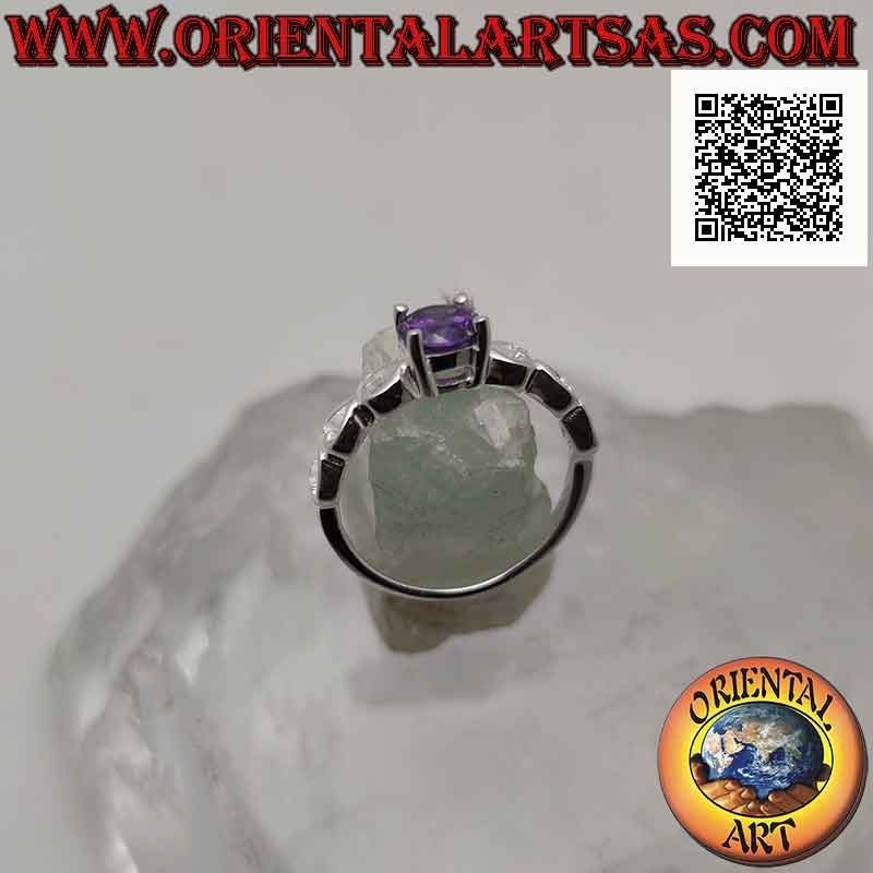 Bague solitaire en argent sertie d'améthyste synthétique ronde et coeurs perforés sur les côtés