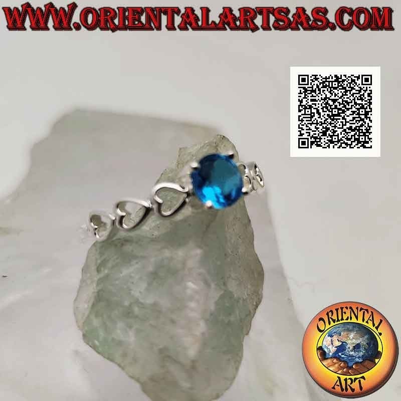 Bague solitaire en argent sertie de topazes bleues synthétiques rondes et coeurs perforés sur les côtés