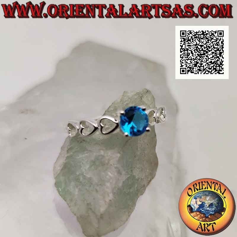 Solitär-Silberring mit runder synthetischer Blautopas-Fassung und perforierten Herzen an den Seiten