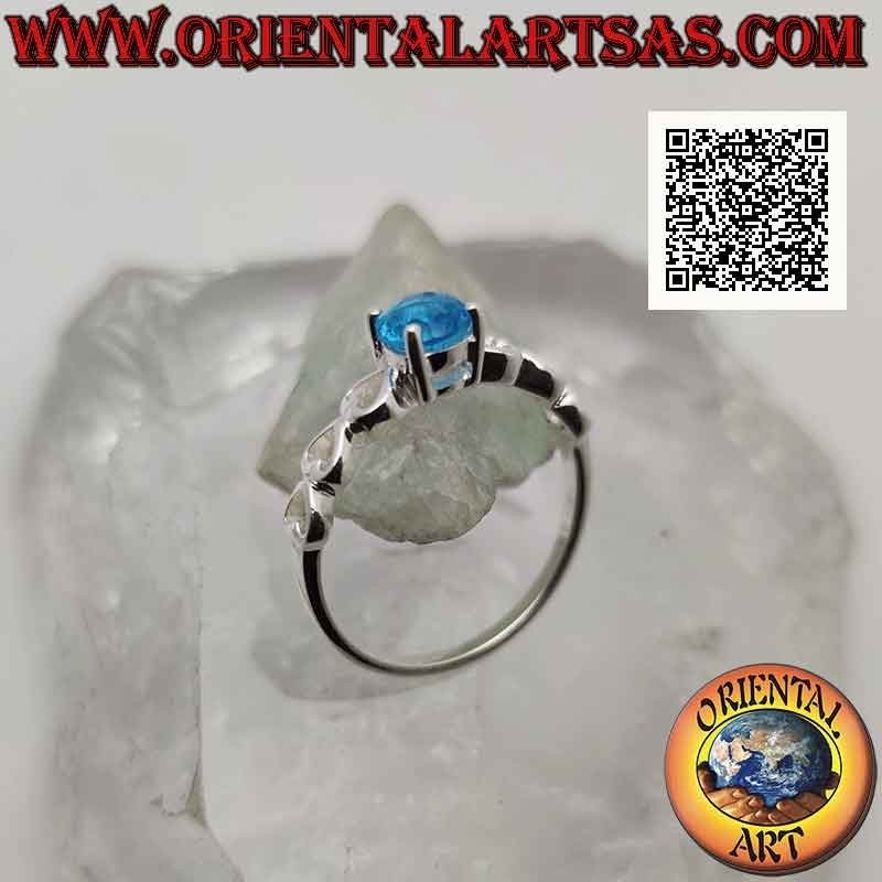 Anello in argento solitario con topazio blu di sintesi tondo incastonato e cuori traforati sui lati