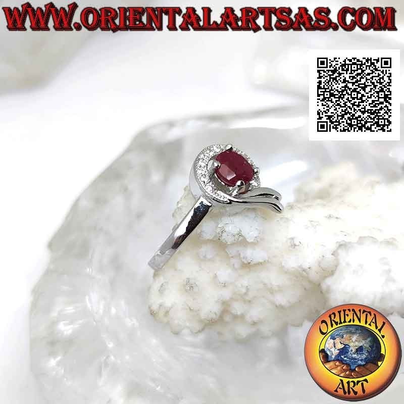 Bague en argent avec rubis synthétique ovale serti enveloppé d'une ligne de zircons blancs et lisses