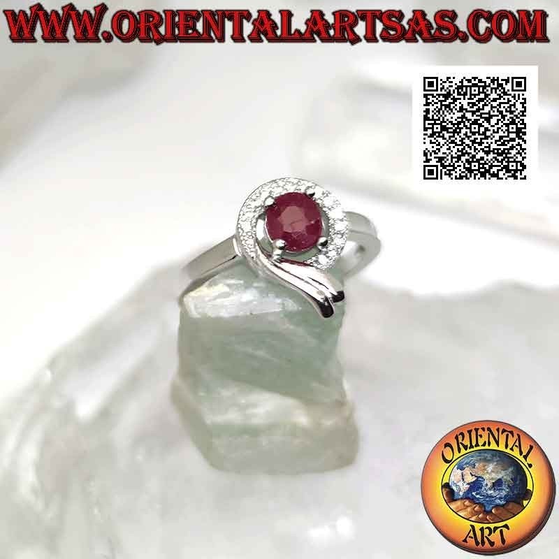 Bague en argent avec rubis synthétique ovale serti enveloppé d'une ligne de zircons blancs et lisses
