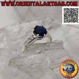 Anillo solitario de plata con zafiro sintético redondo engastado en relieve y circonitas en los laterales