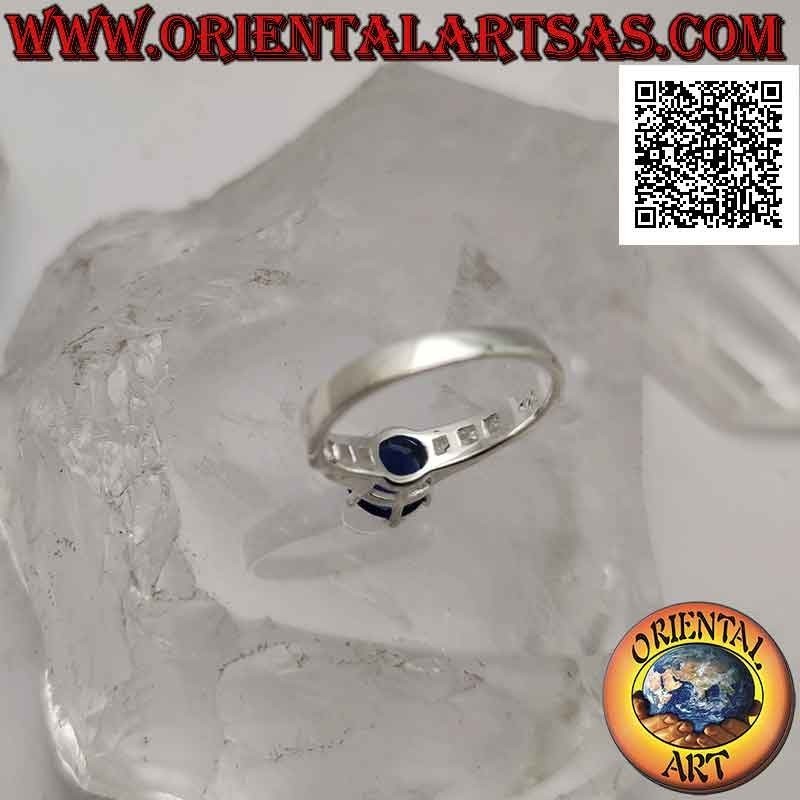 Bague solitaire en argent avec saphir synthétique rond serti en relief et zircons sur les côtés