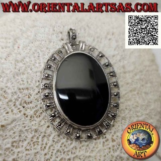 Pendentif en argent avec grand onyx ovale entouré de bandes en argent avec marcassite centrale