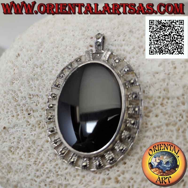 Pendentif en argent avec grand onyx ovale entouré de bandes en argent avec marcassite centrale