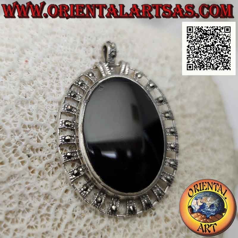 Ciondolo in argento con grande onice ovale contornata da fascette di argento con marcassite centrale